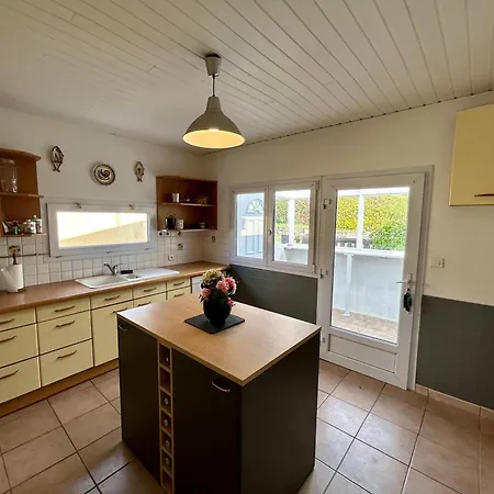 Дом отдыха Lovely Family House Near The Sea For 8 Плестен-ле-Грев